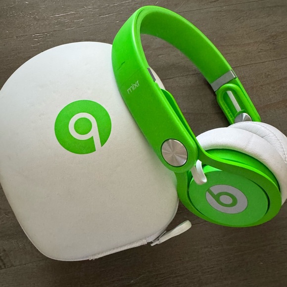 Beats by Dre Green Headphones with Case - Picture 2 of 3